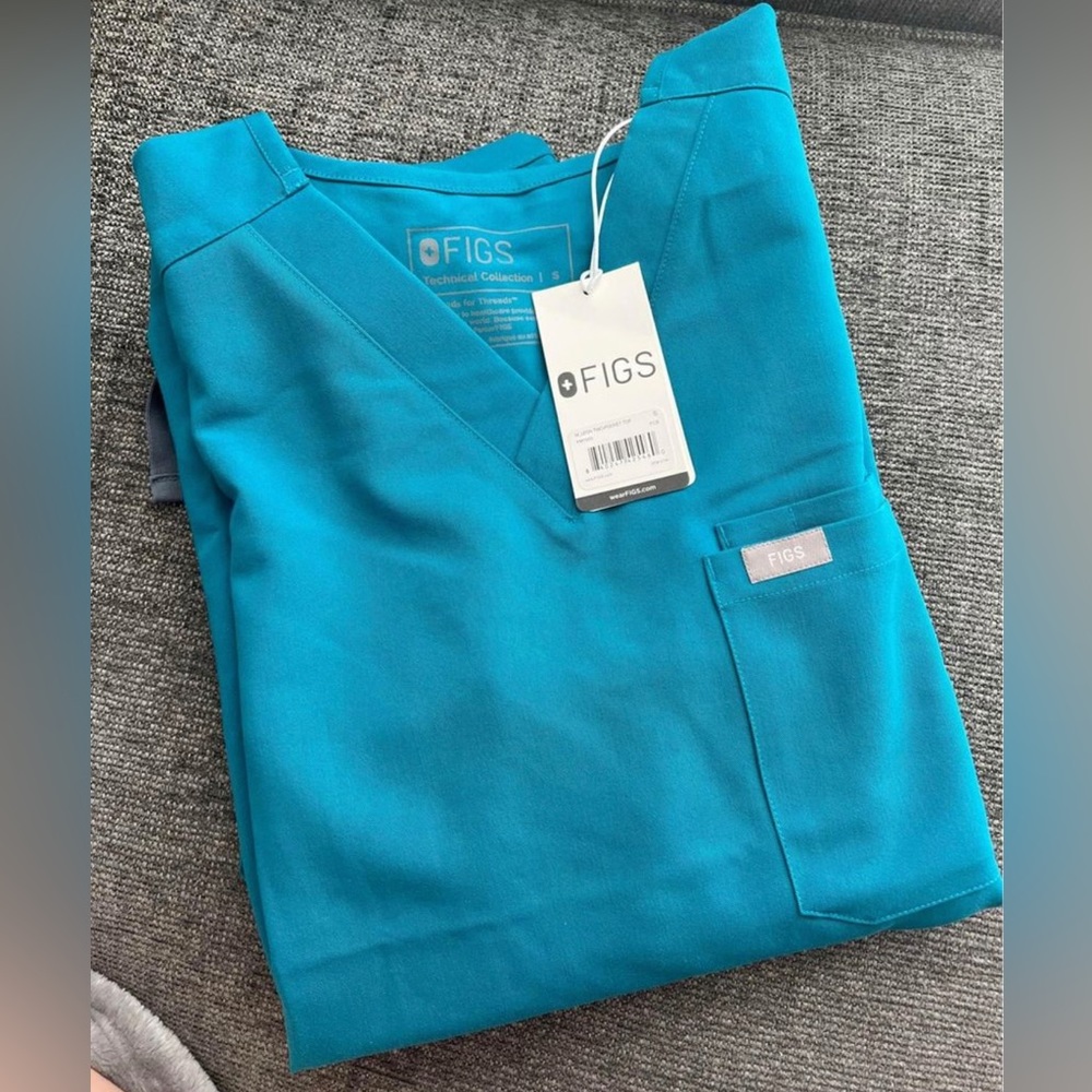 BRAND NEW Men’s FIGS scrub set